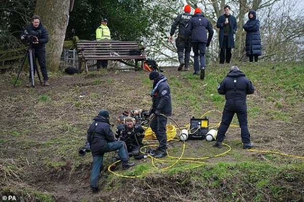 В Англии женщина за считанные минуты исчезла в парке на прогулке с собакой и нет никаких следов