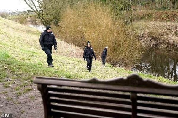 В Англии женщина за считанные минуты исчезла в парке на прогулке с собакой и нет никаких следов