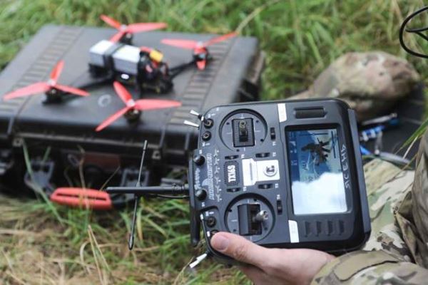 Военнослужащие ВДВ успешно применяют FPV-дроны для поражения личного состава ВСУ в укрытиях